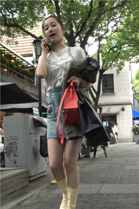 4K - 听电话的街拍牛仔裙美丽姑娘 [719 MB]