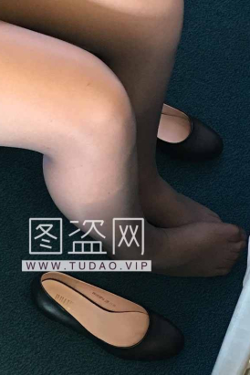 机上拍摄-第八季-不容易拍到国航灰丝漏长筒袜脚-春秋灰