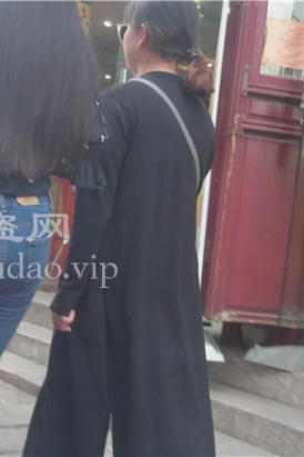 4K - 逛街偶遇的紧身蓝色牛仔裤美眉 [1.13 GB]