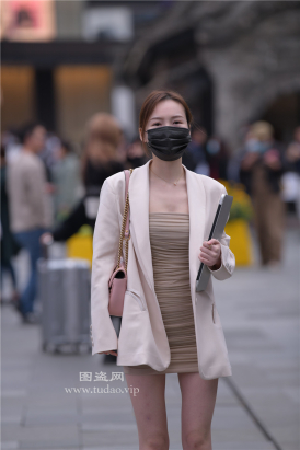 编码1128美腿的白领小姐姐