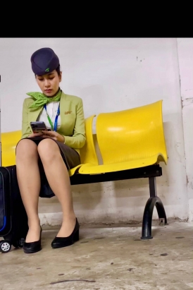 漂亮可爱的空服员 等车- 4K 肉丝长腿篇